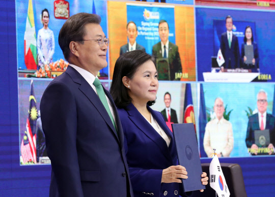 RCEP 협정 서명  문재인(왼쪽) 대통령이 15일 청와대에서 열린 '역내포괄적경제동반자협정(RCEP)' 협정문 서명식에 참석, 서명을 마친 유명희 통상교섭본부장과 기념촬영을 하고 있다.  연합뉴스